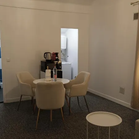 Peace * Λε Μπουρζέ